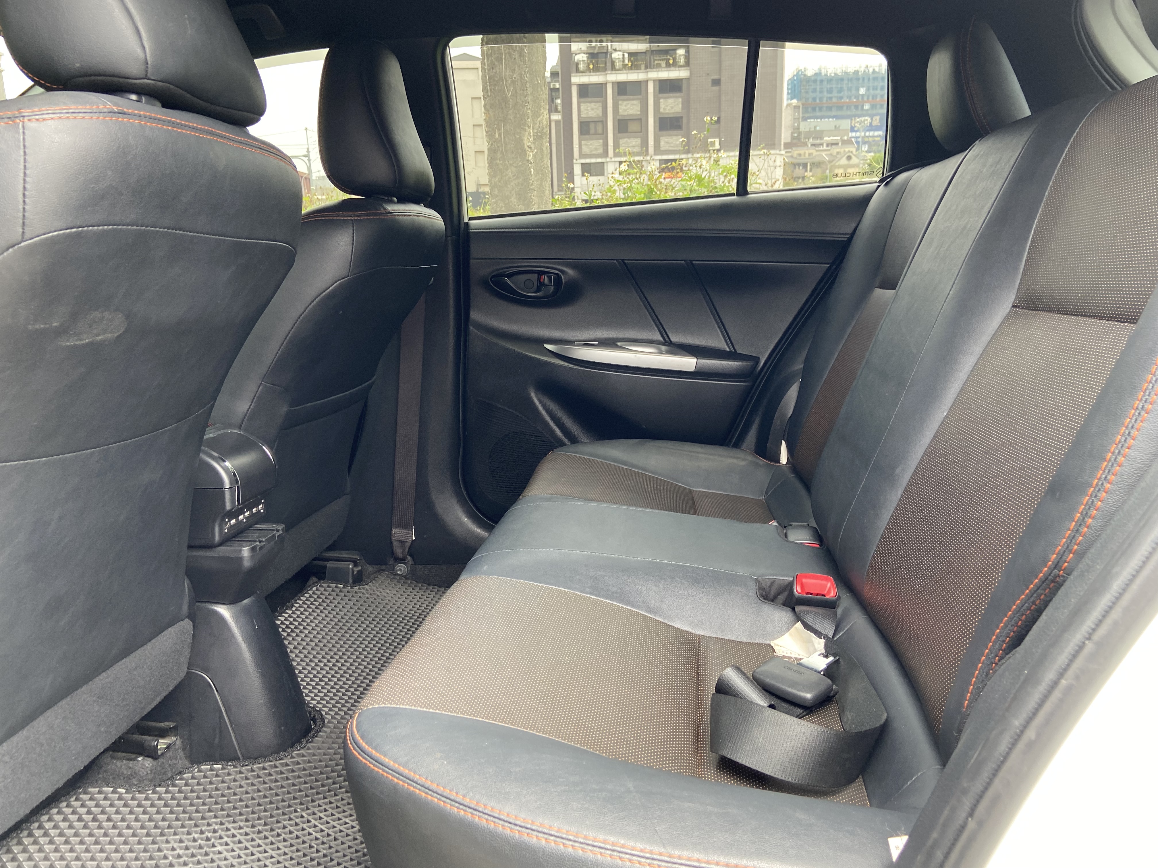 2017 Yaris 1.5 電話0909068733 同Line  第8張相片