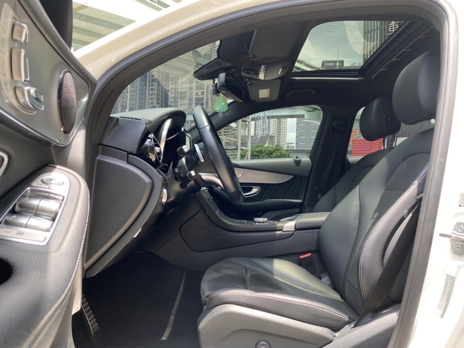 總代理GLC250 Coupe AMG夜色、20吋圈，一手車原鈑件跑7.7萬km  第4張相片