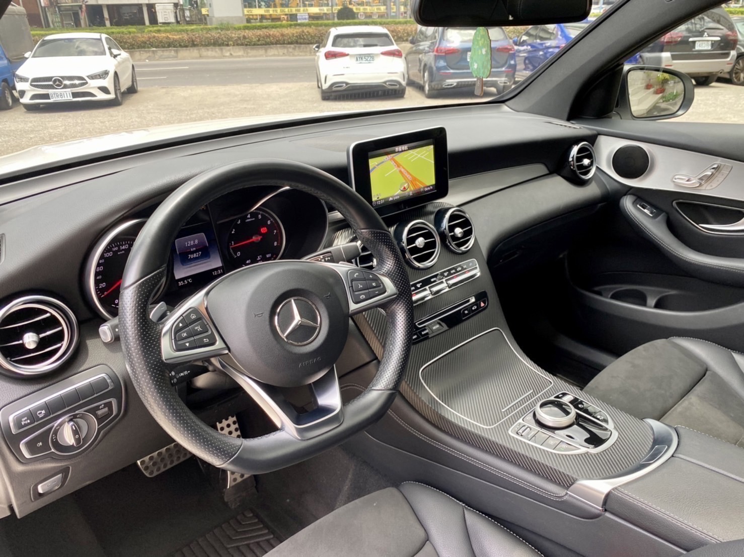 總代理GLC250 Coupe AMG夜色、20吋圈，一手車原鈑件跑7.7萬km  第5張相片