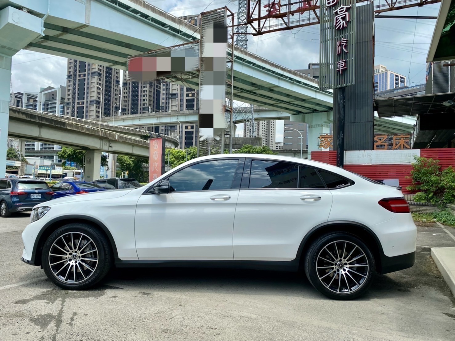 總代理GLC250 Coupe AMG夜色、20吋圈，一手車原鈑件跑7.7萬km  第8張相片