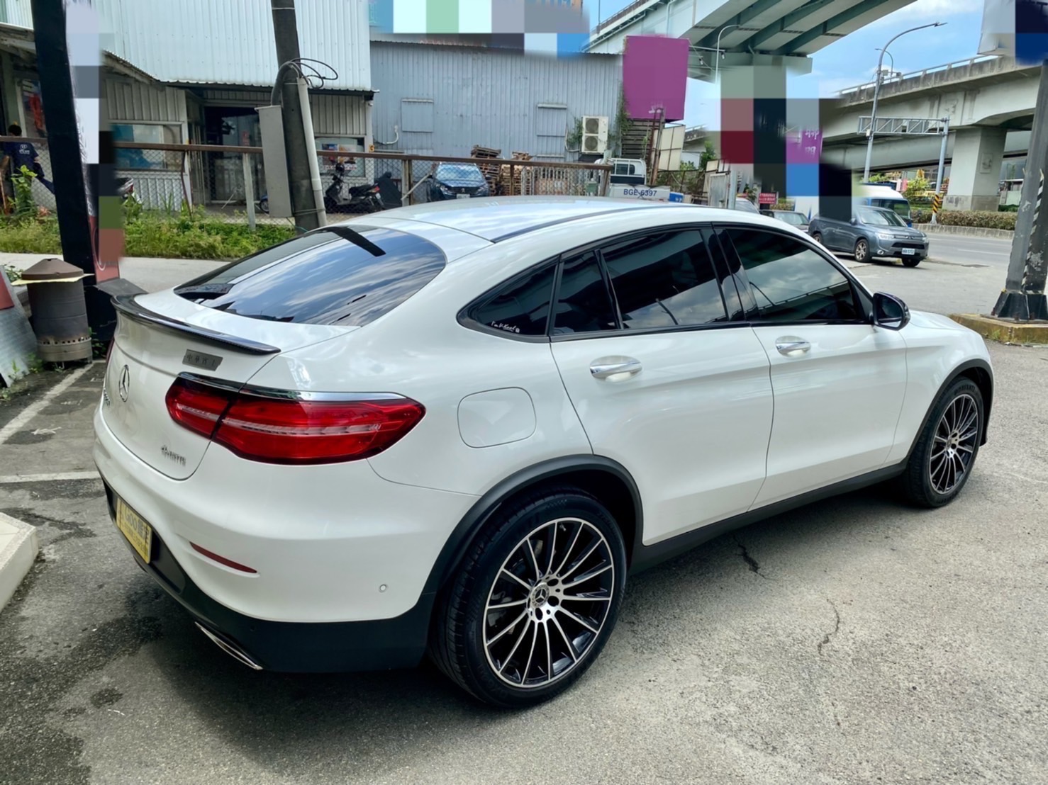 總代理GLC250 Coupe AMG夜色、20吋圈，一手車原鈑件跑7.7萬km  第10張相片
