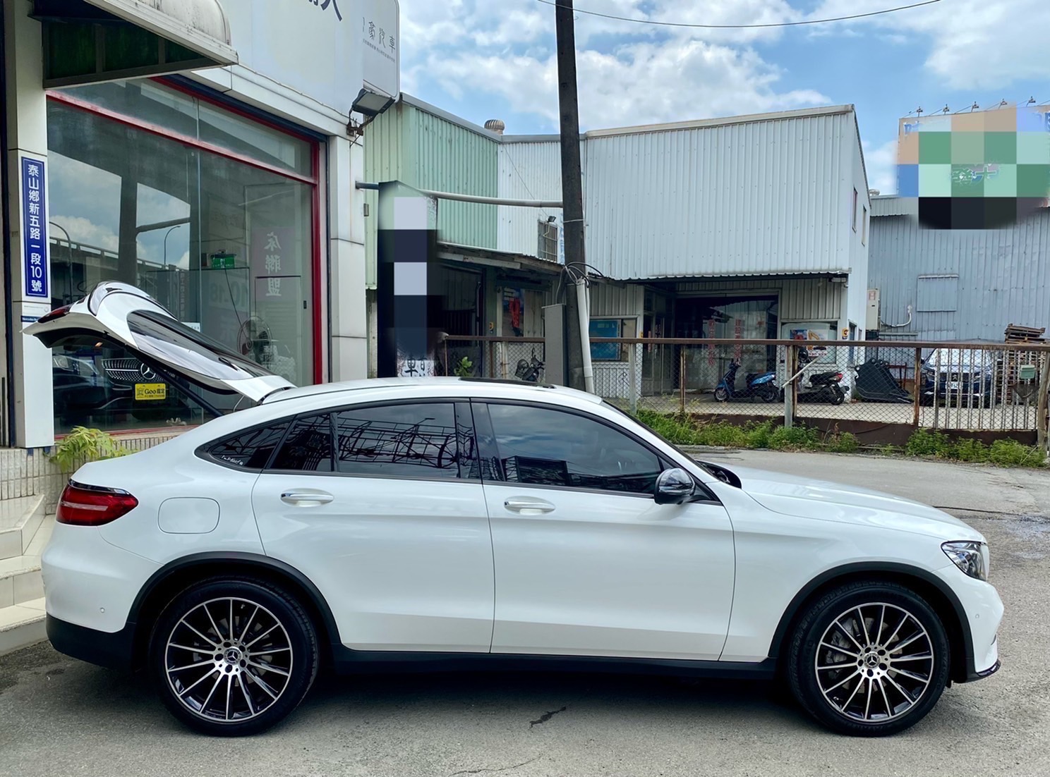 總代理GLC250 Coupe AMG夜色、20吋圈，一手車原鈑件跑7.7萬km  第11張相片