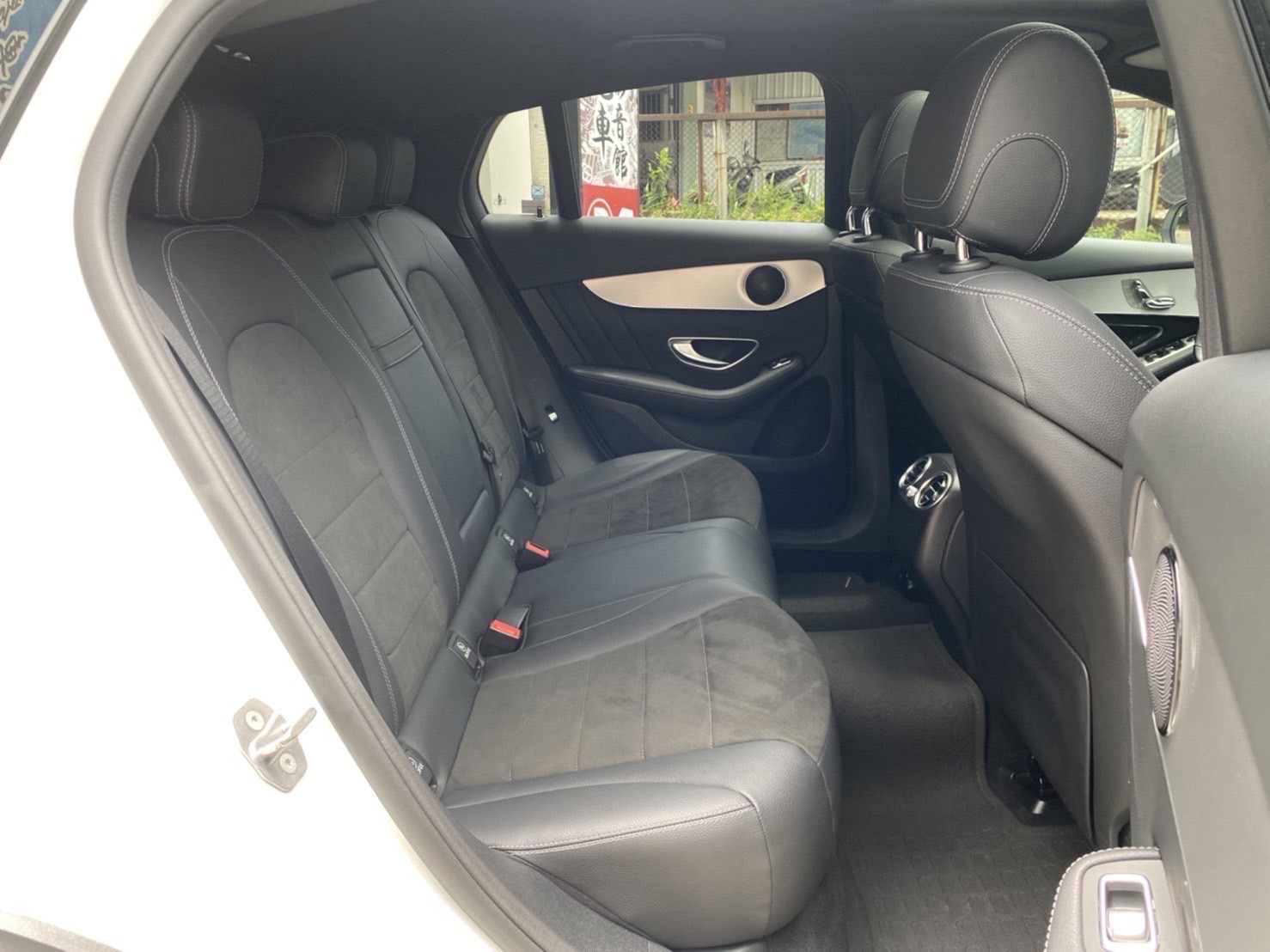 總代理GLC250 Coupe AMG夜色、20吋圈，一手車原鈑件跑7.7萬km  第12張相片