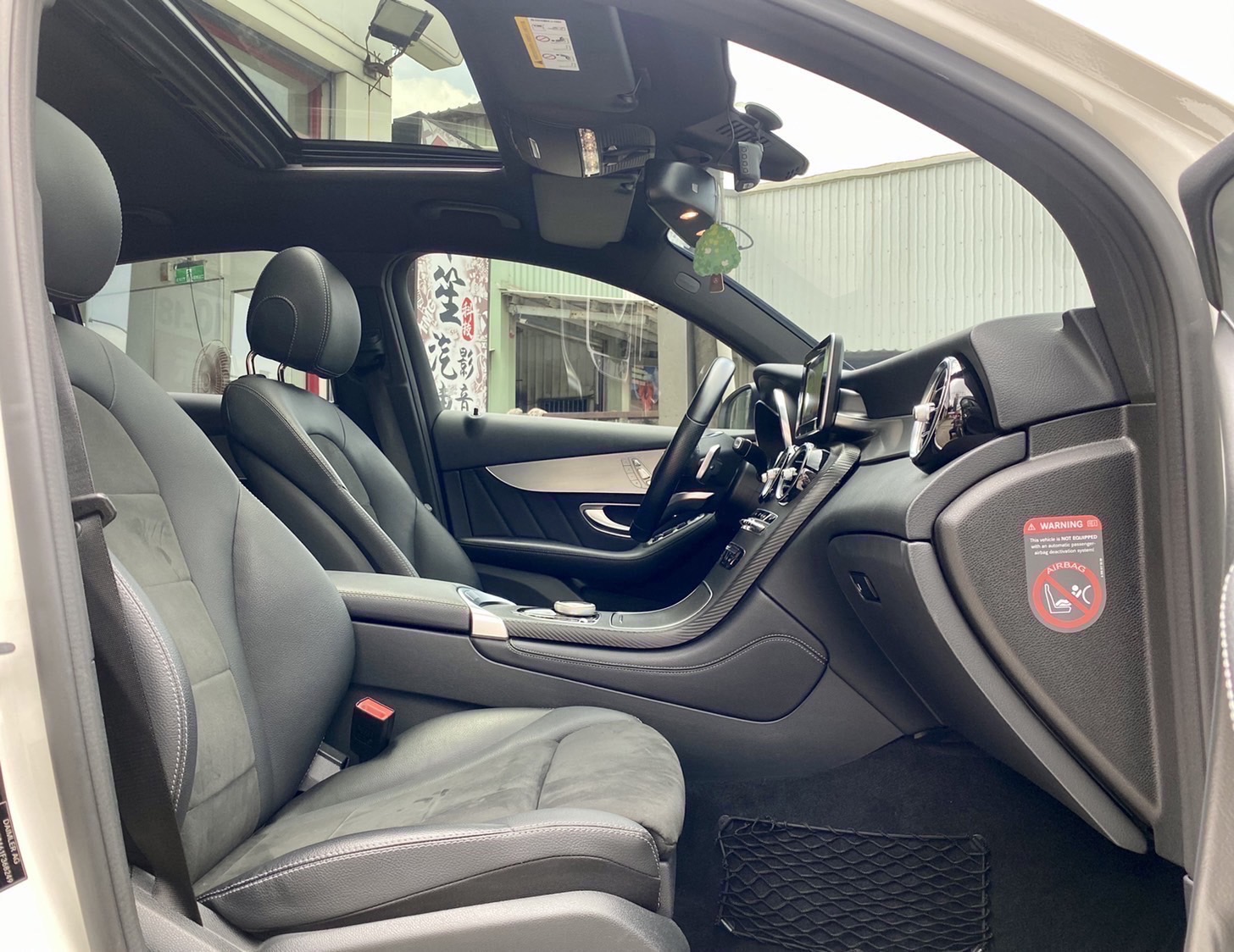 總代理GLC250 Coupe AMG夜色、20吋圈，一手車原鈑件跑7.7萬km  第13張相片