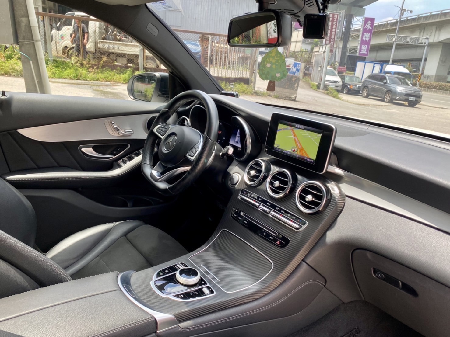 總代理GLC250 Coupe AMG夜色、20吋圈，一手車原鈑件跑7.7萬km  第14張相片