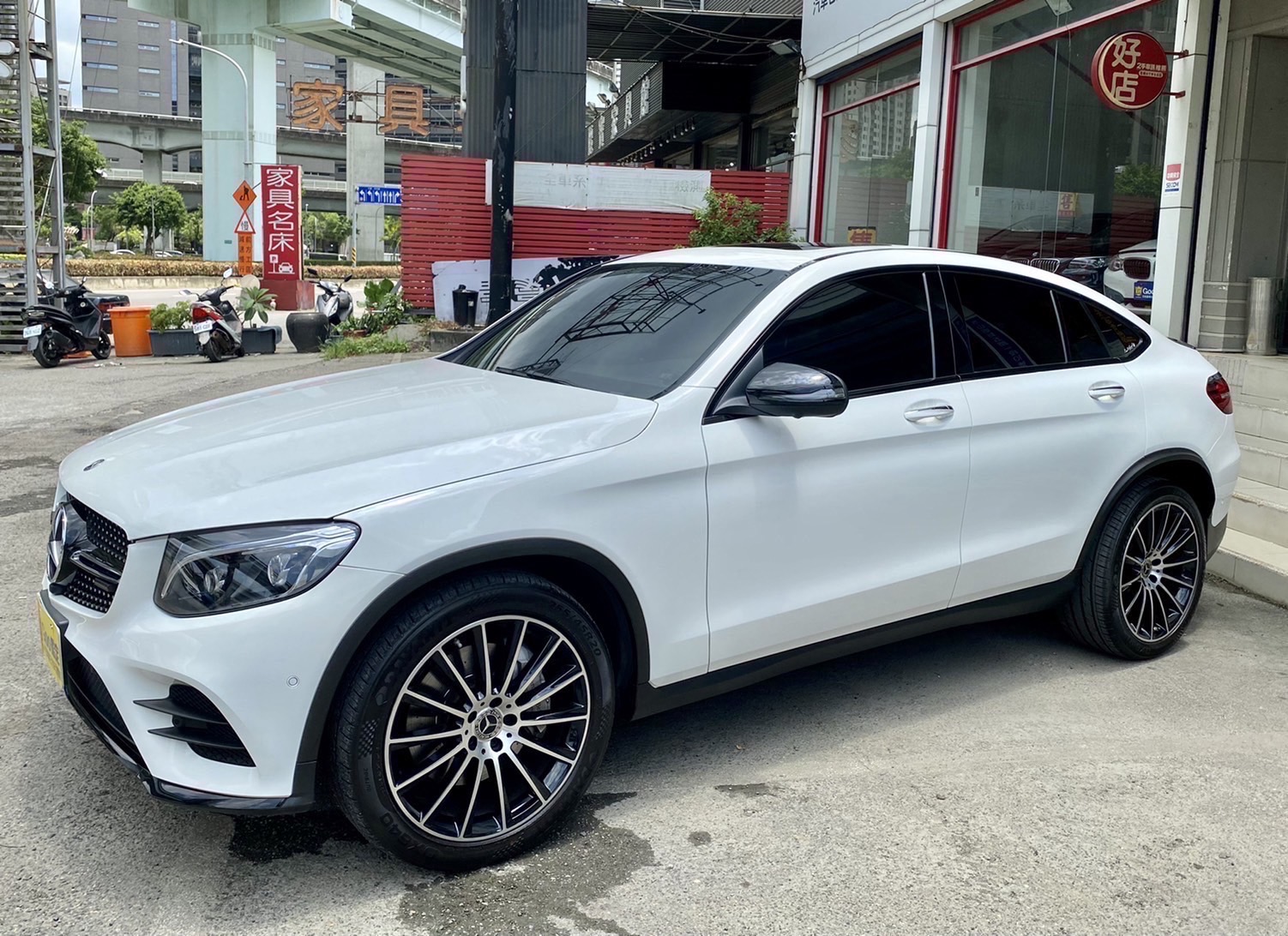 總代理GLC250 Coupe AMG夜色、20吋圈，一手車原鈑件跑7.7萬km  第15張相片