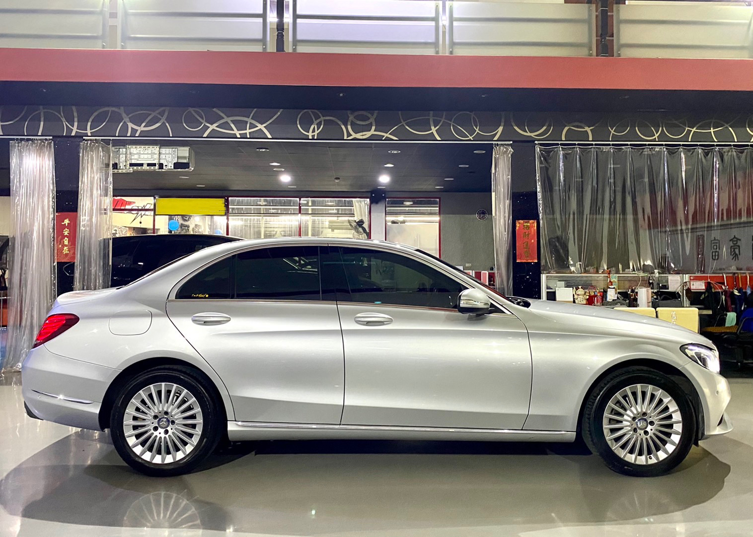 Benz w205 C200 Exclusicve總代理一手車，Goo鑑定原鈑件-富豪汽車  第8張相片
