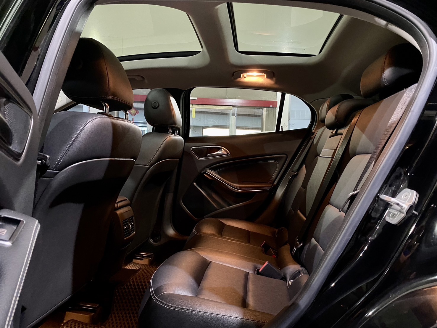 2015 BENZ GLA250盲點、全景、免鑰匙、H/K音響，里程保證  第6張相片