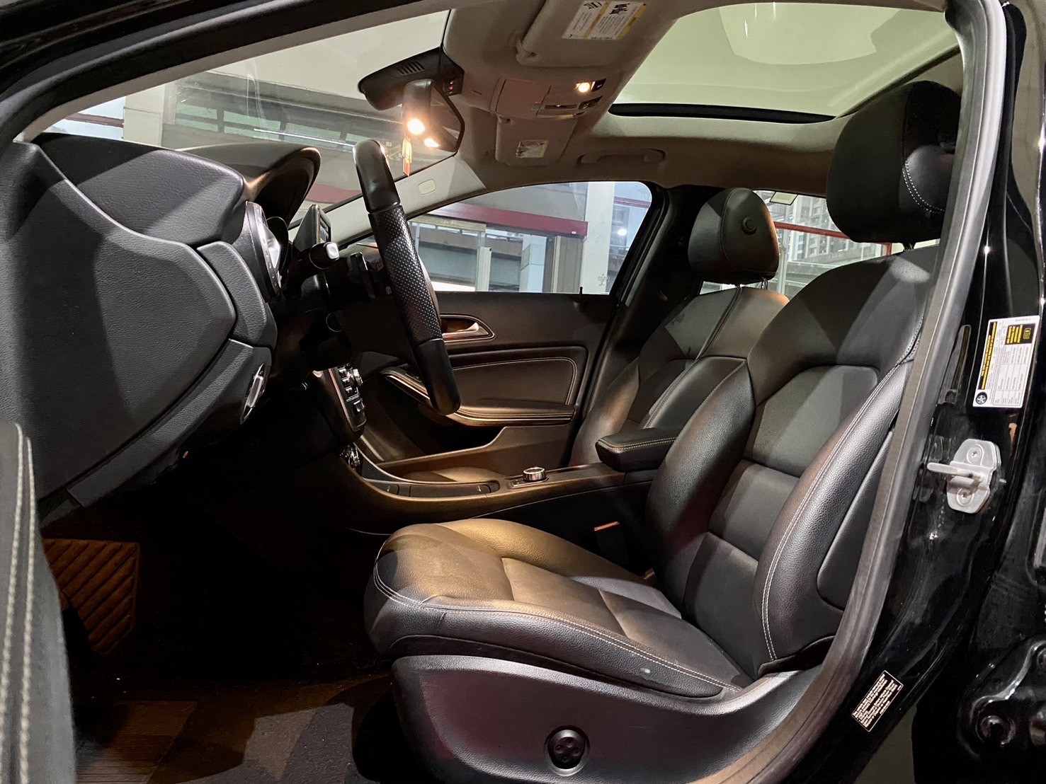 2015 BENZ GLA250盲點、全景、免鑰匙、H/K音響，里程保證  第7張相片