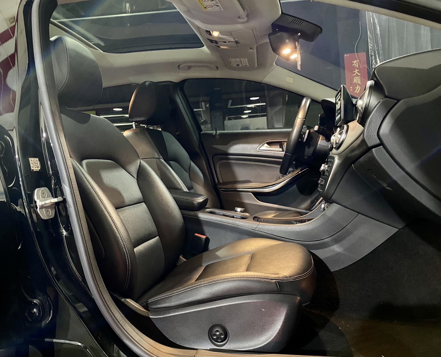 2015 BENZ GLA250盲點、全景、免鑰匙、H/K音響，里程保證  第11張相片