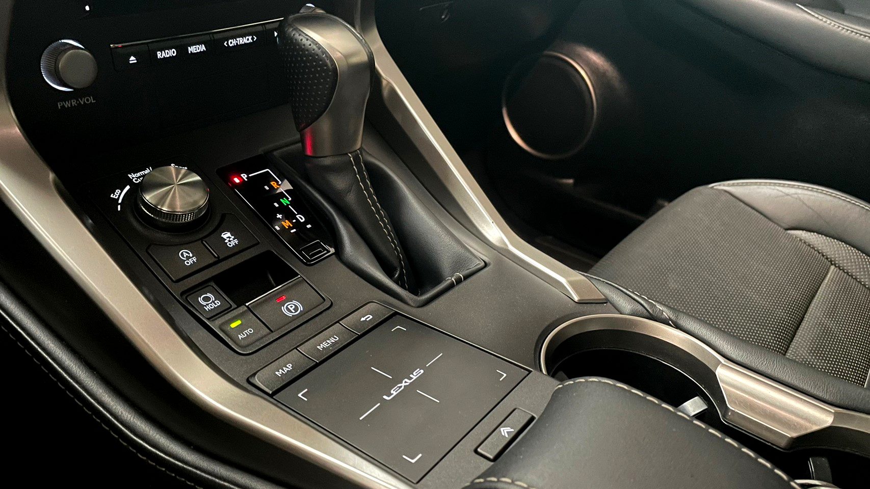 2019 LEXUS NX300 (NX200T)  F-Sport AWD 最高階等級 有全景天窗 HUD抬顯  第10張相片