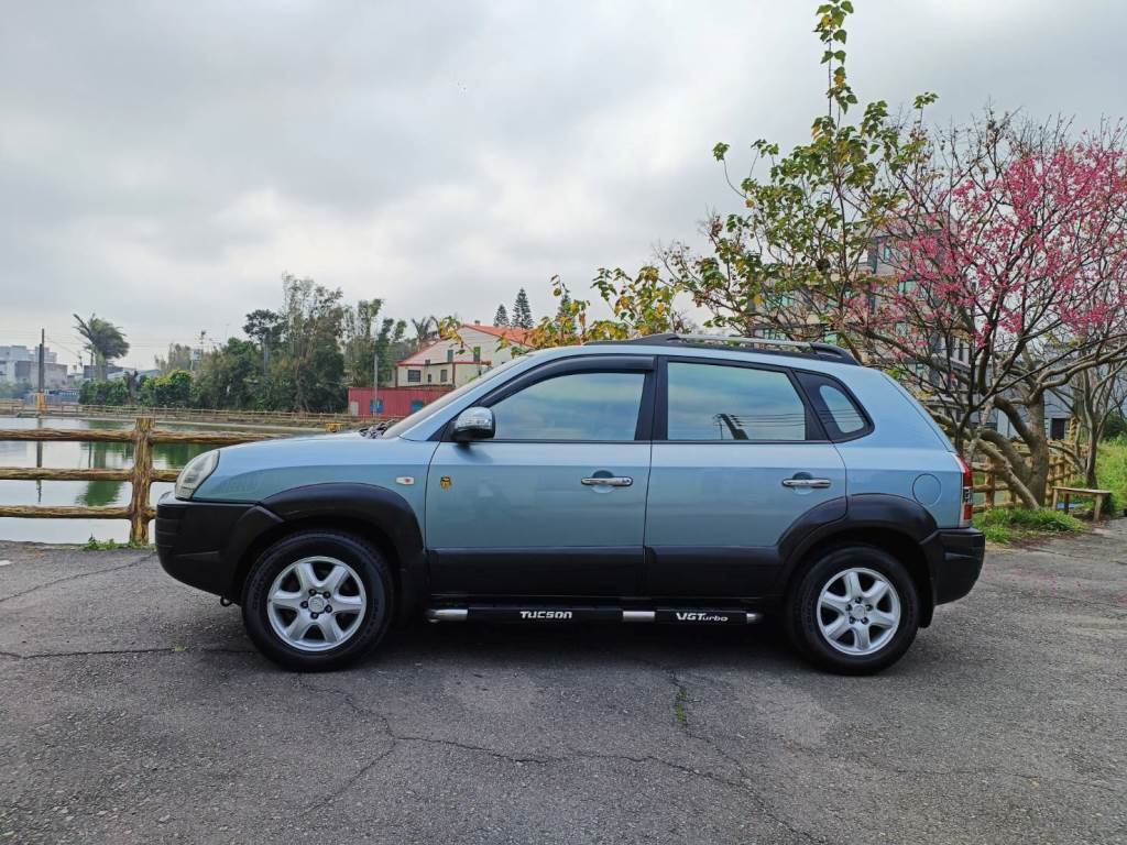 2009年式 TUCSON 釷桑 柴油 休旅車 2.0 旗艦版 手自排 恆溫 天窗 定速 電動椅 一手車 跑15萬 無泡水 無重大事故 好車況 無待修【意 洽 :0958-681555 Line 同電話，呂先生，歡迎聯絡賞車，謝謝!】  第19張相片