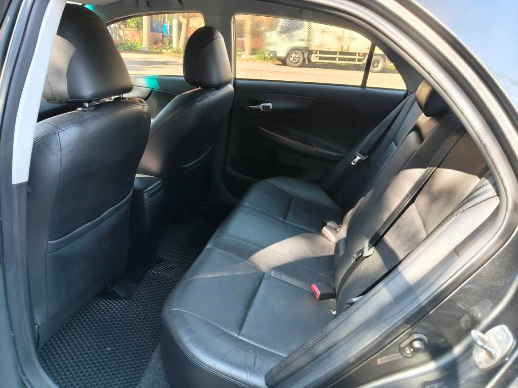 2013年式 ALTIS  1.8E 7速 手自排 恆溫 定速  一手車 跑16萬多 原鈑件 無待修 保證無泡水 無重大事故 【意 洽 :0958-681555 Line 同電話，呂先生，歡迎聯絡  第4張相片