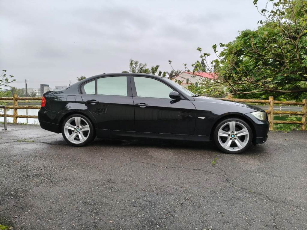 320i E90型 4門 2.0 手自排 恆溫 天窗 雙電動椅 導航 一手車 跑15萬多 保證無泡水 無重大事故【意 洽 : 0958-681555 Line 同電話，呂先生，歡迎聯絡】  第2張相片