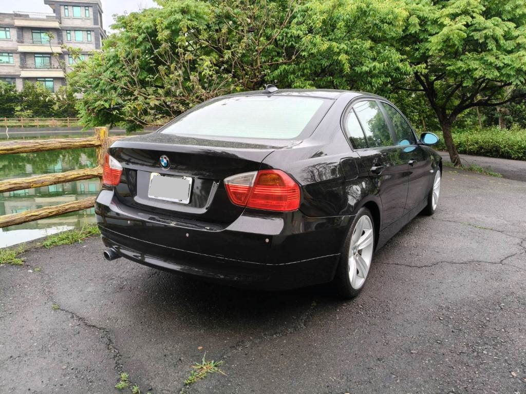 320i E90型 4門 2.0 手自排 恆溫 天窗 雙電動椅 導航 一手車 跑15萬多 保證無泡水 無重大事故【意 洽 : 0958-681555 Line 同電話，呂先生，歡迎聯絡】  第3張相片