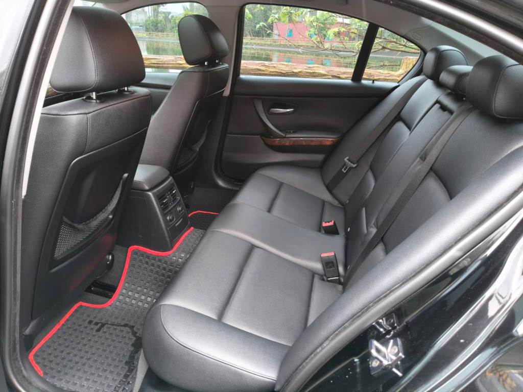 320i E90型 4門 2.0 手自排 恆溫 天窗 雙電動椅 導航 一手車 跑15萬多 保證無泡水 無重大事故【意 洽 : 0958-681555 Line 同電話，呂先生，歡迎聯絡】  第4張相片