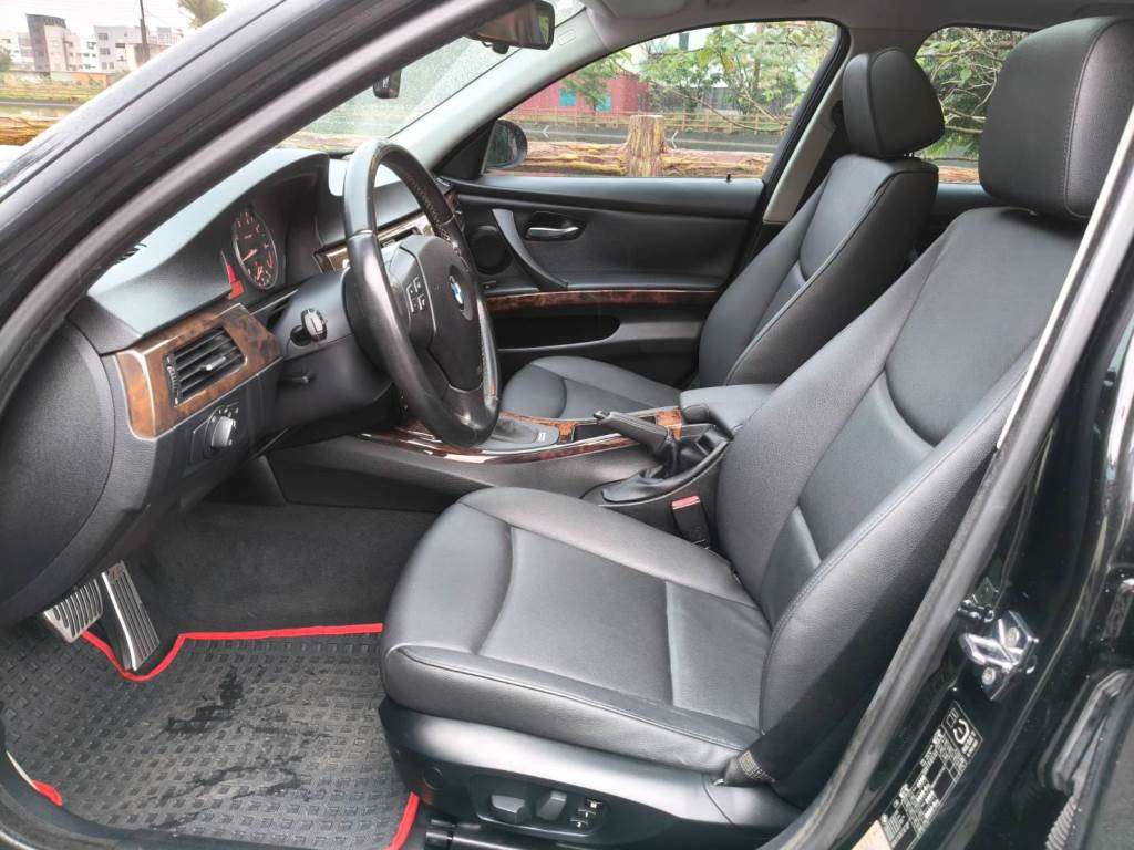 320i E90型 4門 2.0 手自排 恆溫 天窗 雙電動椅 導航 一手車 跑15萬多 保證無泡水 無重大事故【意 洽 : 0958-681555 Line 同電話，呂先生，歡迎聯絡】  第5張相片