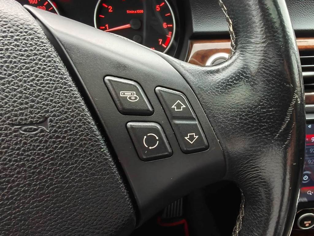 320i E90型 4門 2.0 手自排 恆溫 天窗 雙電動椅 導航 一手車 跑15萬多 保證無泡水 無重大事故【意 洽 : 0958-681555 Line 同電話，呂先生，歡迎聯絡】  第9張相片