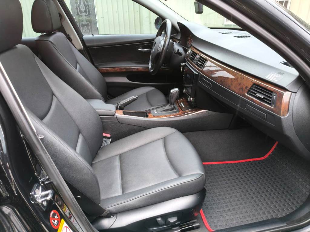 320i E90型 4門 2.0 手自排 恆溫 天窗 雙電動椅 導航 一手車 跑15萬多 保證無泡水 無重大事故【意 洽 : 0958-681555 Line 同電話，呂先生，歡迎聯絡】  第11張相片