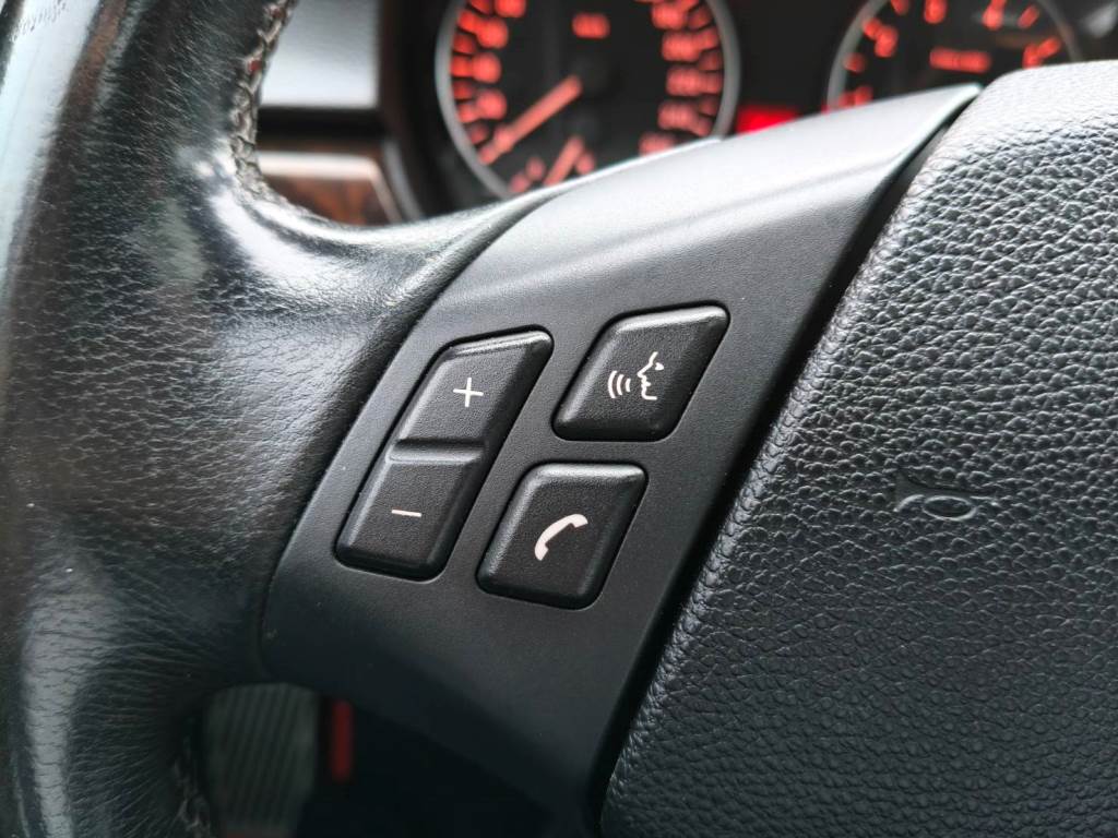 320i E90型 4門 2.0 手自排 恆溫 天窗 雙電動椅 導航 一手車 跑15萬多 保證無泡水 無重大事故【意 洽 : 0958-681555 Line 同電話，呂先生，歡迎聯絡】  第13張相片