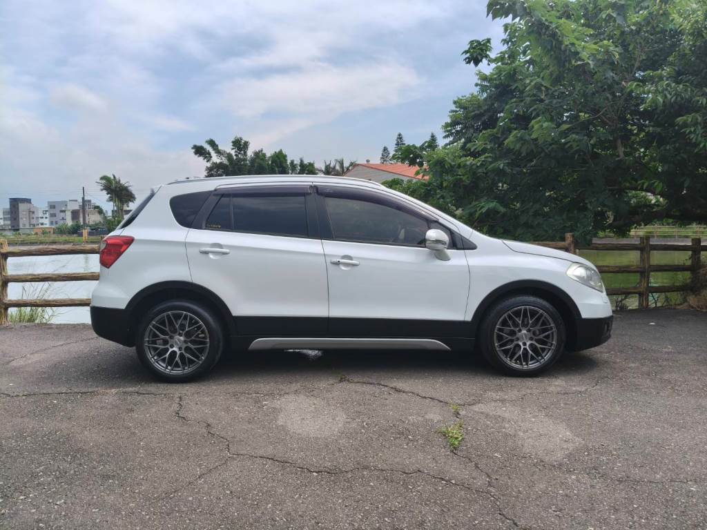 SX4 Crossover 5門掀背 1.6 GLX 手自排快撥 全景天窗 恆溫 定速 I-KEY 導航 7顆氣囊 一手車 跑14萬多 無待修 保證無泡水 無重大事故【意 洽 :0958-681555 Line 同電話，呂先生，歡迎聯絡賞車  第2張相片