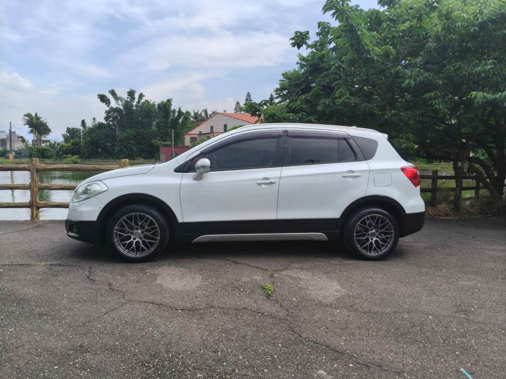 SX4 Crossover 5門掀背 1.6 GLX 手自排快撥 全景天窗 恆溫 定速 I-KEY 導航 7顆氣囊 一手車 跑14萬多 無待修 保證無泡水 無重大事故【意 洽 :0958-681555 Line 同電話，呂先生，歡迎聯絡賞車  第18張相片