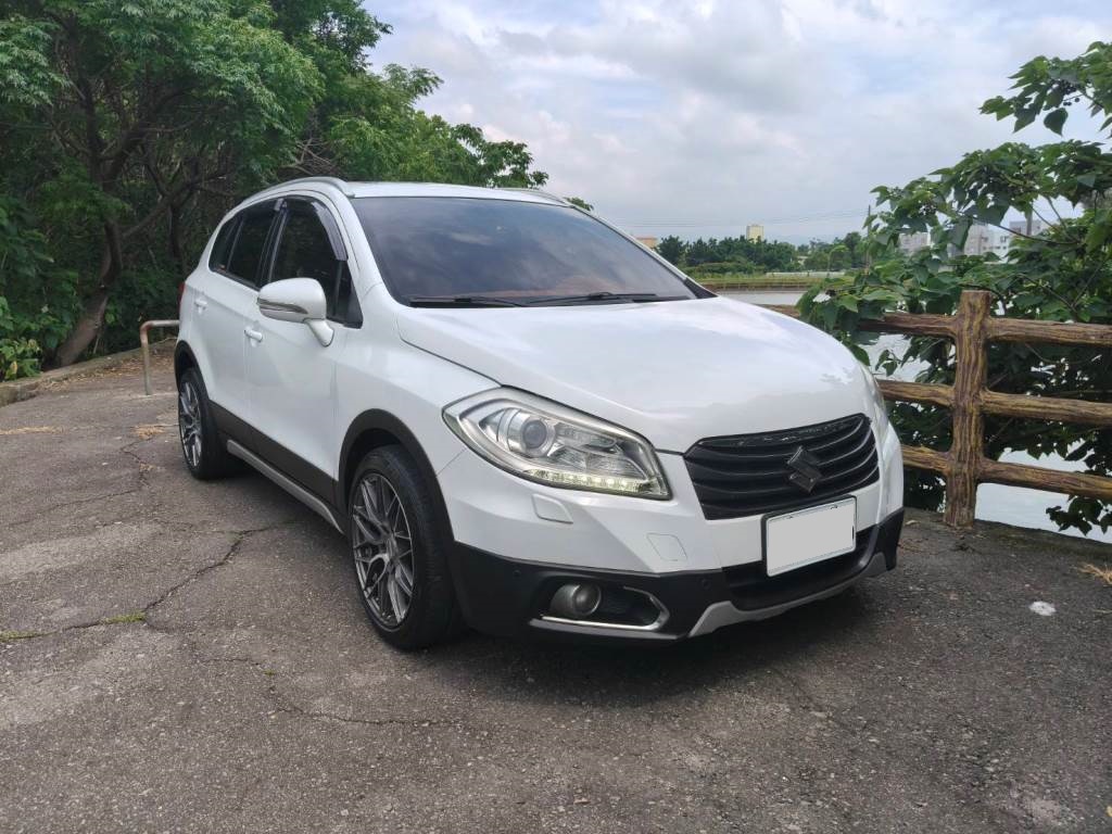 SX4 Crossover 5門掀背 1.6 GLX 手自排快撥 全景天窗 恆溫 定速 I-KEY 導航 7顆氣囊 一手車 跑14萬多 無待修 保證無泡水 無重大事故【意 洽 :0958-681555 Line 同電話，呂先生，歡迎聯絡賞車  第19張相片