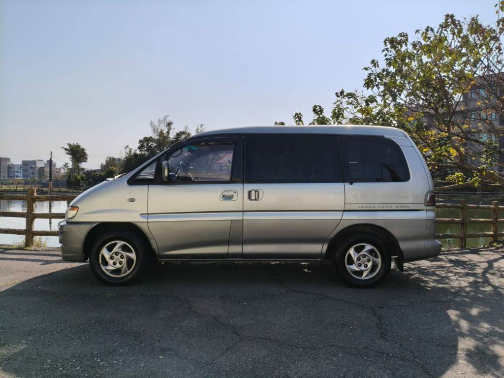 7人座 頂級型 高頂 短軸 自排 天窗 電動吸門 後座出風口 一手車 無待修 保證無泡水 無重大事故 車況優【意洽 : 0958-681555 Line 同電話，呂先生，歡迎聯絡賞車，謝謝!】  第15張相片