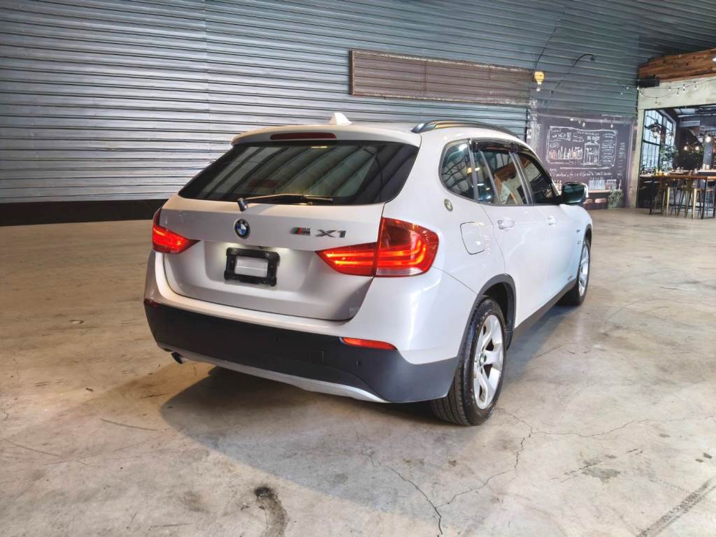 2.0 SDRIVE 20d 渦輪增壓 手自排 雙區恆溫 導航 全景天窗 倒車影像 一手車 原鈑件 認證車 保證無泡水 無重大事故 車況優【意 洽 :0958-681555 Line 同電話，呂先生，歡迎聯絡賞車，謝謝!】  第4張相片