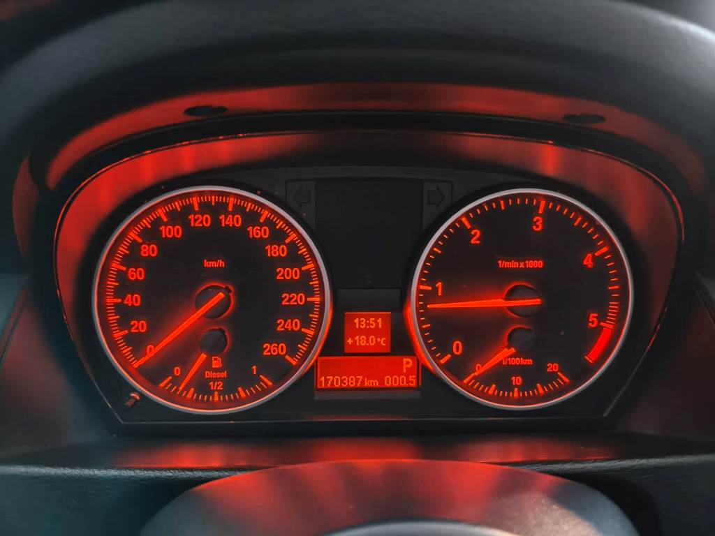 2.0 SDRIVE 20d 渦輪增壓 手自排 雙區恆溫 導航 全景天窗 倒車影像 一手車 原鈑件 認證車 保證無泡水 無重大事故 車況優【意 洽 :0958-681555 Line 同電話，呂先生，歡迎聯絡賞車，謝謝!】  第11張相片