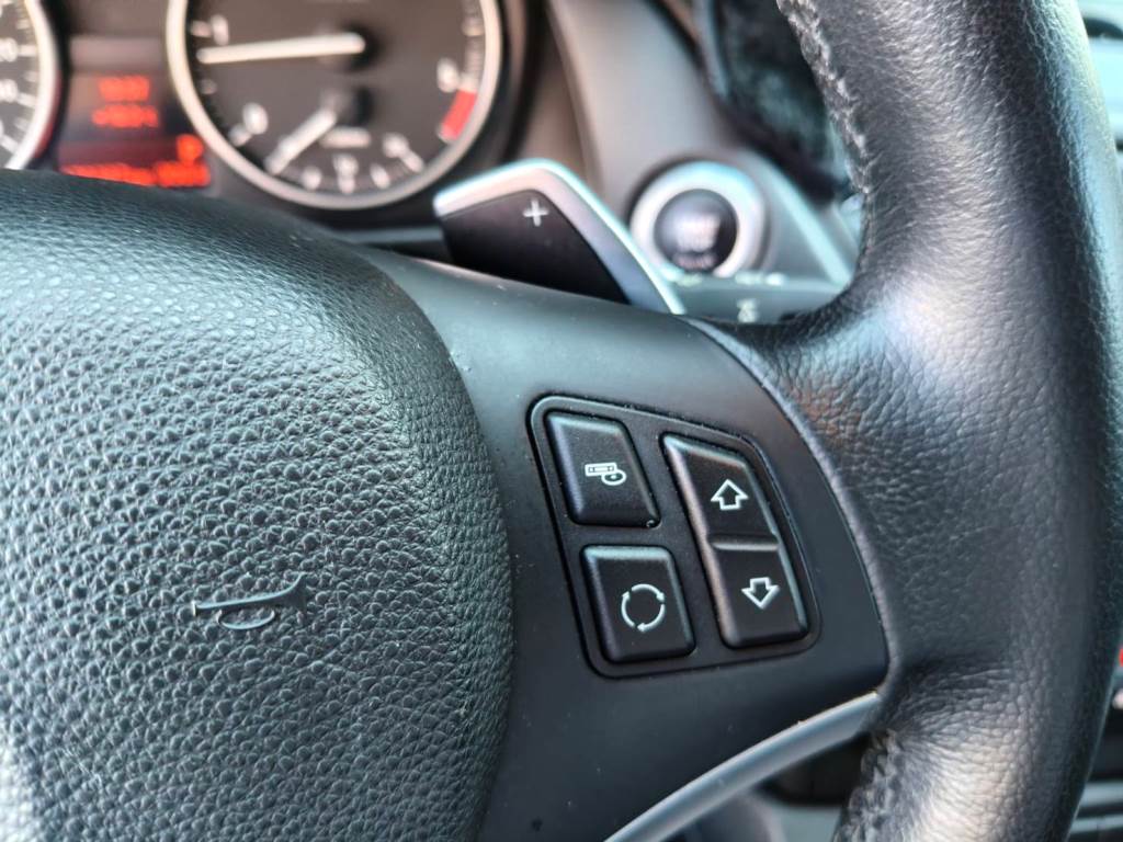 2.0 SDRIVE 20d 渦輪增壓 手自排 雙區恆溫 導航 全景天窗 倒車影像 一手車 原鈑件 認證車 保證無泡水 無重大事故 車況優【意 洽 :0958-681555 Line 同電話，呂先生，歡迎聯絡賞車，謝謝!】  第15張相片