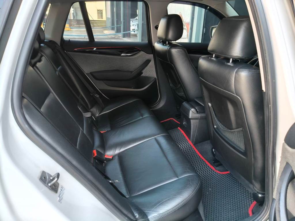 2.0 SDRIVE 20d 渦輪增壓 手自排 雙區恆溫 導航 全景天窗 倒車影像 一手車 原鈑件 認證車 保證無泡水 無重大事故 車況優【意 洽 :0958-681555 Line 同電話，呂先生，歡迎聯絡賞車，謝謝!】  第16張相片