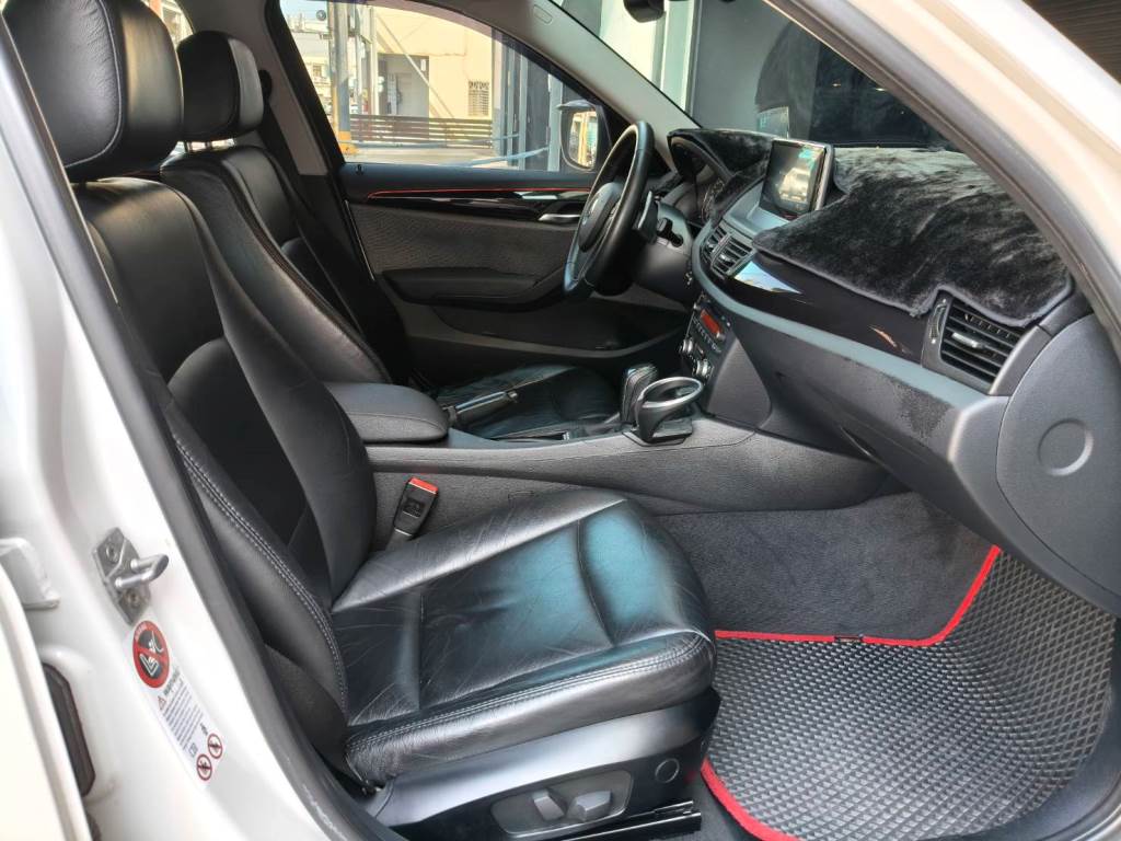 2.0 SDRIVE 20d 渦輪增壓 手自排 雙區恆溫 導航 全景天窗 倒車影像 一手車 原鈑件 認證車 保證無泡水 無重大事故 車況優【意 洽 :0958-681555 Line 同電話，呂先生，歡迎聯絡賞車，謝謝!】  第17張相片