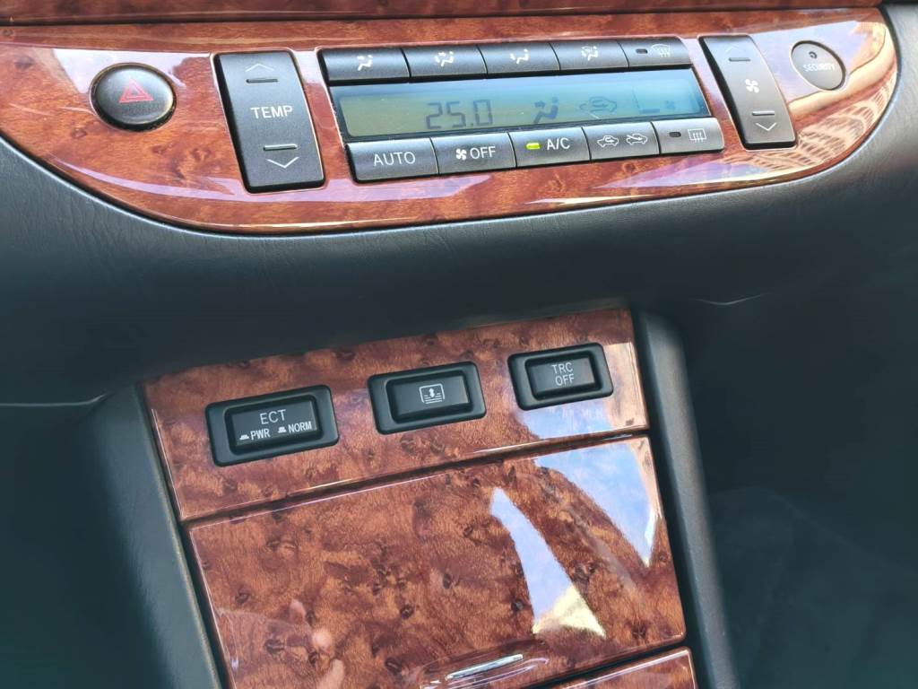 2.0G 自排 恆溫 天窗 電動椅 按摩椅 空氣濾清器 一手車 跑23萬 無待修 保證無泡水 無重大事故 車況優【意洽 : 0958-681555 Line 同電話，呂先生，歡迎聯絡】  第17張相片