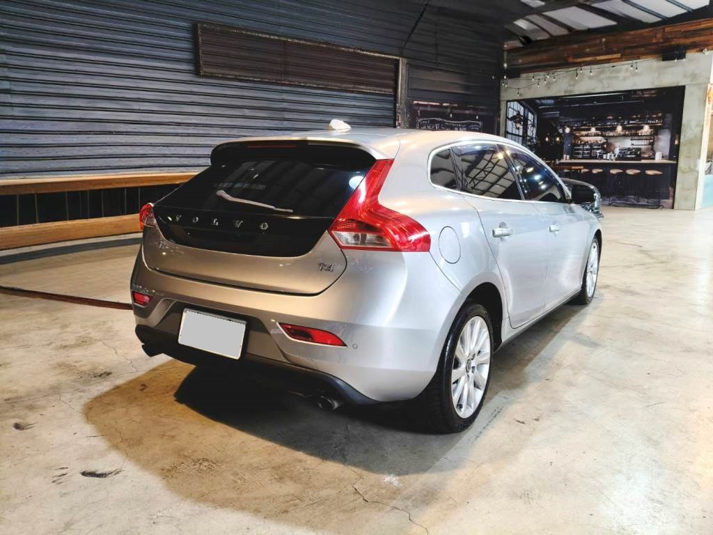 V40 轎旅車 1.6 T4 旗艦型 渦輪增壓 導航 ACC 全景天窗 倒車影像 自動停車系統 盲點偵測 【意 洽 :0958-681555 Line 同電話，呂先生，歡迎聯絡賞車，謝謝!】  第2張相片