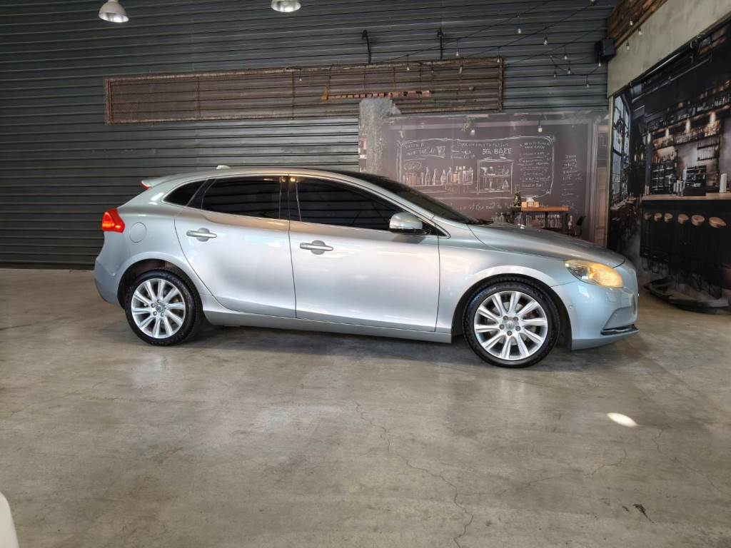 V40 轎旅車 1.6 T4 旗艦型 渦輪增壓 導航 ACC 全景天窗 倒車影像 自動停車系統 盲點偵測 【意 洽 :0958-681555 Line 同電話，呂先生，歡迎聯絡賞車，謝謝!】  第3張相片