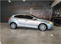 V40 轎旅車 1.6 T4 旗艦型 渦輪增壓 導航 ACC 全景天窗 倒車影像 自動停車系統 盲點偵測 【意 洽 :0958-681555 Line 同電話，呂先生，歡迎聯絡賞車，謝謝!】  第3張縮圖