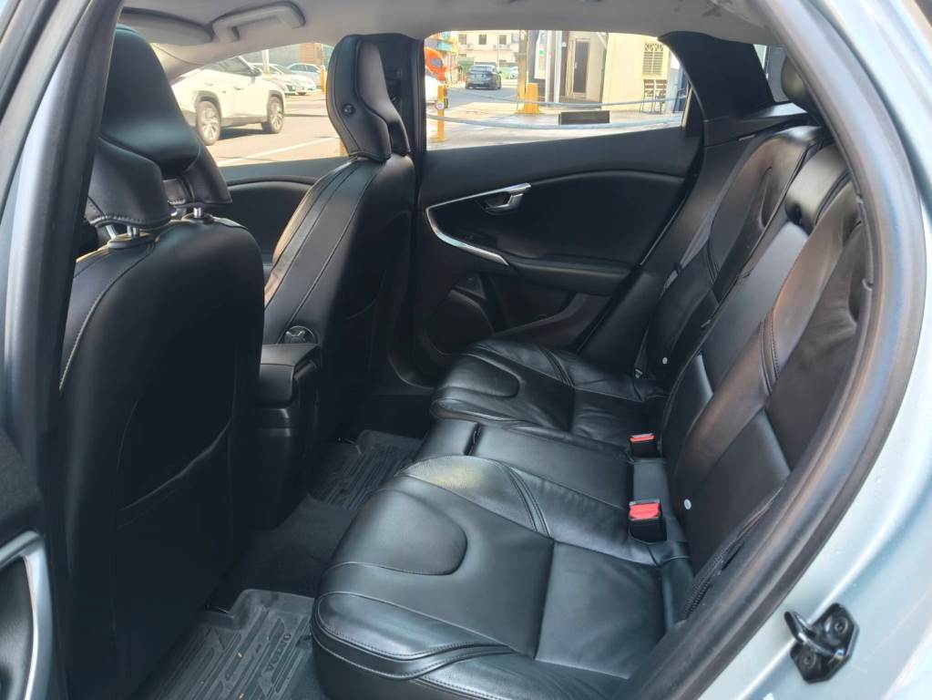 V40 轎旅車 1.6 T4 旗艦型 渦輪增壓 導航 ACC 全景天窗 倒車影像 自動停車系統 盲點偵測 【意 洽 :0958-681555 Line 同電話，呂先生，歡迎聯絡賞車，謝謝!】  第4張相片