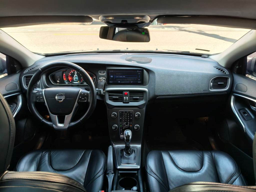 V40 轎旅車 1.6 T4 旗艦型 渦輪增壓 導航 ACC 全景天窗 倒車影像 自動停車系統 盲點偵測 【意 洽 :0958-681555 Line 同電話，呂先生，歡迎聯絡賞車，謝謝!】  第5張相片