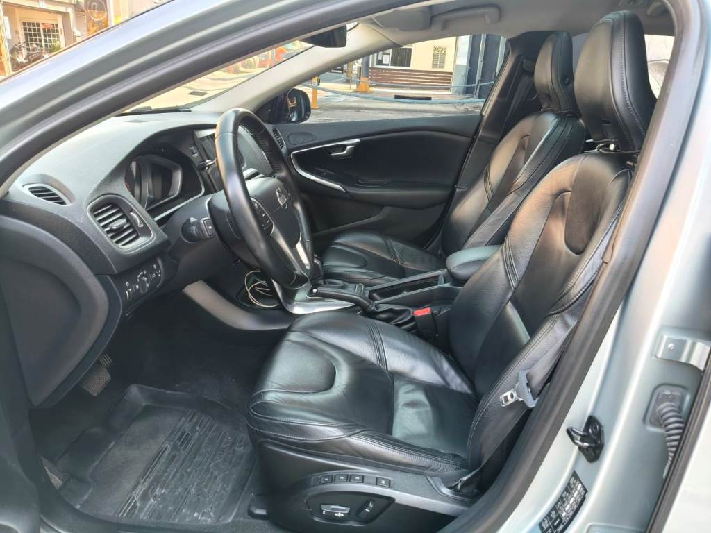 V40 轎旅車 1.6 T4 旗艦型 渦輪增壓 導航 ACC 全景天窗 倒車影像 自動停車系統 盲點偵測 【意 洽 :0958-681555 Line 同電話，呂先生，歡迎聯絡賞車，謝謝!】  第7張相片