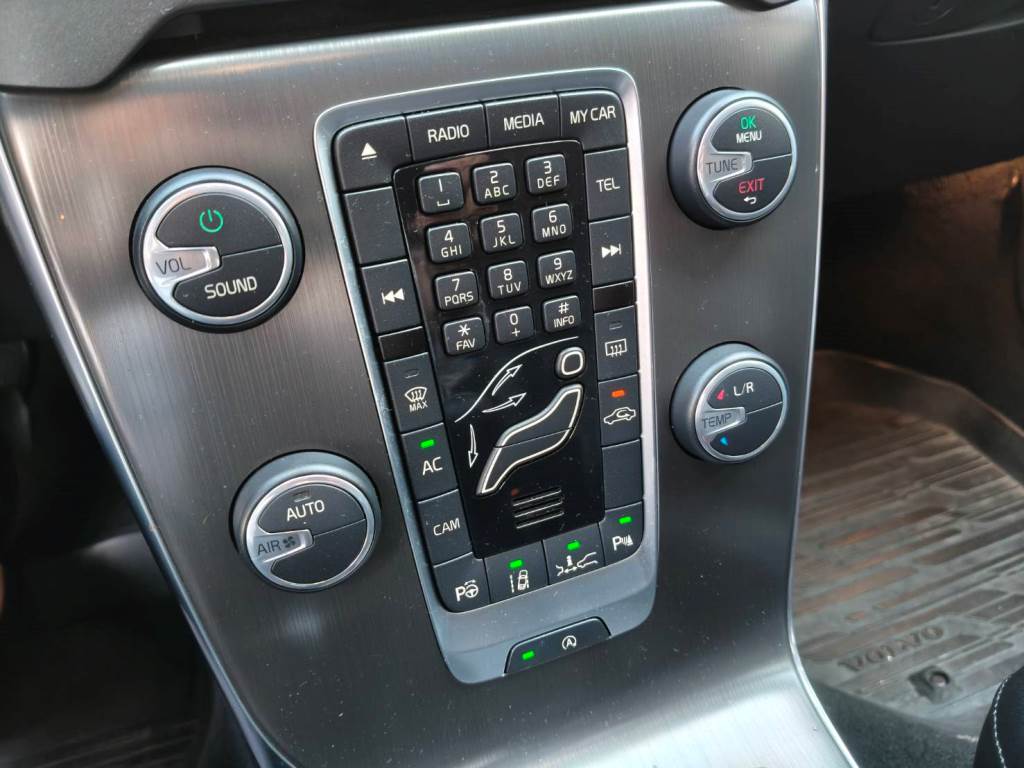 V40 轎旅車 1.6 T4 旗艦型 渦輪增壓 導航 ACC 全景天窗 倒車影像 自動停車系統 盲點偵測 【意 洽 :0958-681555 Line 同電話，呂先生，歡迎聯絡賞車，謝謝!】  第8張相片