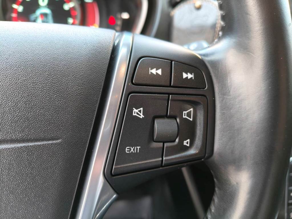 V40 轎旅車 1.6 T4 旗艦型 渦輪增壓 導航 ACC 全景天窗 倒車影像 自動停車系統 盲點偵測 【意 洽 :0958-681555 Line 同電話，呂先生，歡迎聯絡賞車，謝謝!】  第9張相片