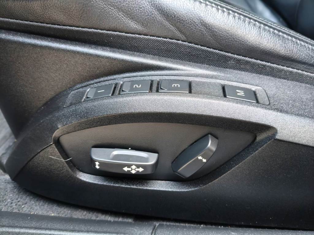 V40 轎旅車 1.6 T4 旗艦型 渦輪增壓 導航 ACC 全景天窗 倒車影像 自動停車系統 盲點偵測 【意 洽 :0958-681555 Line 同電話，呂先生，歡迎聯絡賞車，謝謝!】  第10張相片