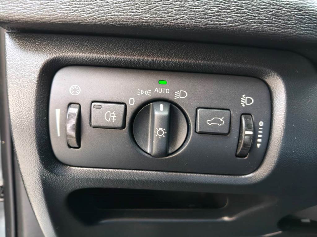 V40 轎旅車 1.6 T4 旗艦型 渦輪增壓 導航 ACC 全景天窗 倒車影像 自動停車系統 盲點偵測 【意 洽 :0958-681555 Line 同電話，呂先生，歡迎聯絡賞車，謝謝!】  第11張相片