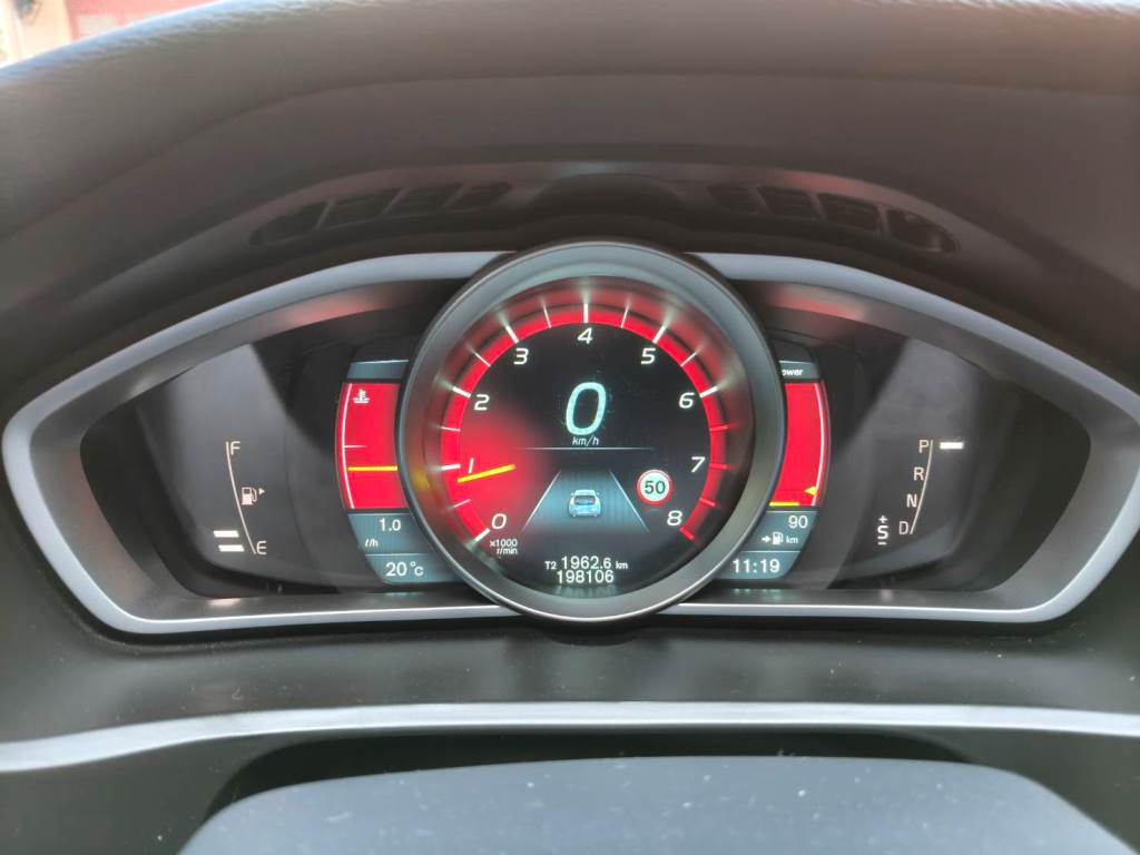 V40 轎旅車 1.6 T4 旗艦型 渦輪增壓 導航 ACC 全景天窗 倒車影像 自動停車系統 盲點偵測 【意 洽 :0958-681555 Line 同電話，呂先生，歡迎聯絡賞車，謝謝!】  第12張相片