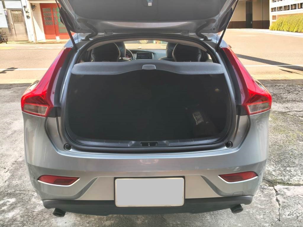 V40 轎旅車 1.6 T4 旗艦型 渦輪增壓 導航 ACC 全景天窗 倒車影像 自動停車系統 盲點偵測 【意 洽 :0958-681555 Line 同電話，呂先生，歡迎聯絡賞車，謝謝!】  第13張相片
