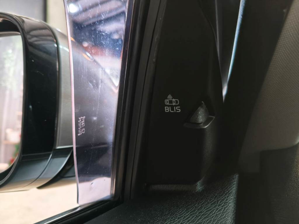 V40 轎旅車 1.6 T4 旗艦型 渦輪增壓 導航 ACC 全景天窗 倒車影像 自動停車系統 盲點偵測 【意 洽 :0958-681555 Line 同電話，呂先生，歡迎聯絡賞車，謝謝!】  第14張相片