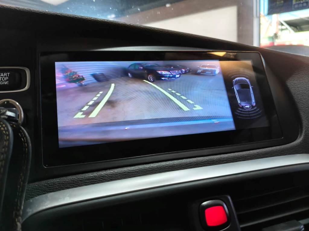 V40 轎旅車 1.6 T4 旗艦型 渦輪增壓 導航 ACC 全景天窗 倒車影像 自動停車系統 盲點偵測 【意 洽 :0958-681555 Line 同電話，呂先生，歡迎聯絡賞車，謝謝!】  第15張相片