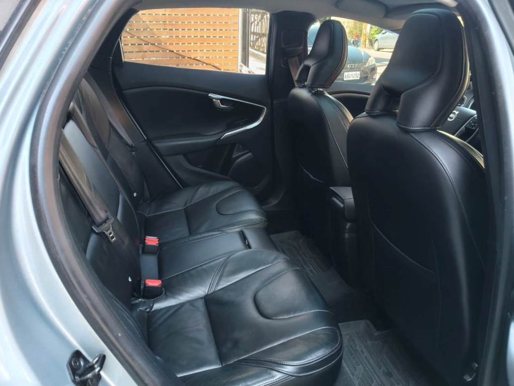 V40 轎旅車 1.6 T4 旗艦型 渦輪增壓 導航 ACC 全景天窗 倒車影像 自動停車系統 盲點偵測 【意 洽 :0958-681555 Line 同電話，呂先生，歡迎聯絡賞車，謝謝!】  第16張相片