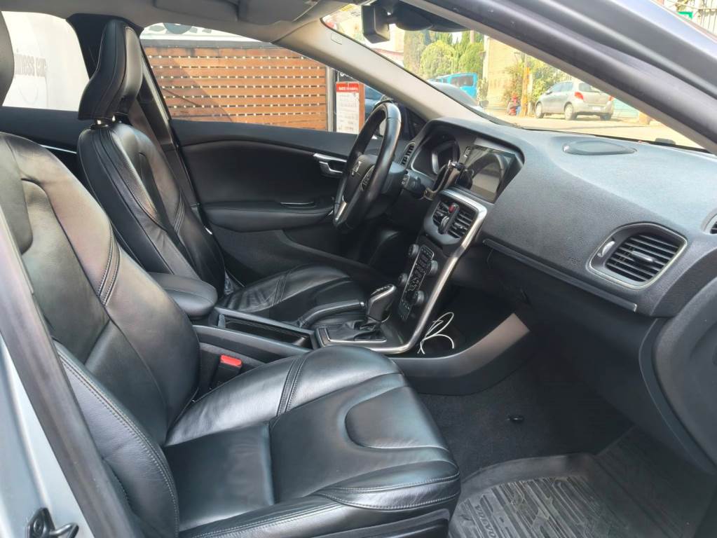 V40 轎旅車 1.6 T4 旗艦型 渦輪增壓 導航 ACC 全景天窗 倒車影像 自動停車系統 盲點偵測 【意 洽 :0958-681555 Line 同電話，呂先生，歡迎聯絡賞車，謝謝!】  第17張相片